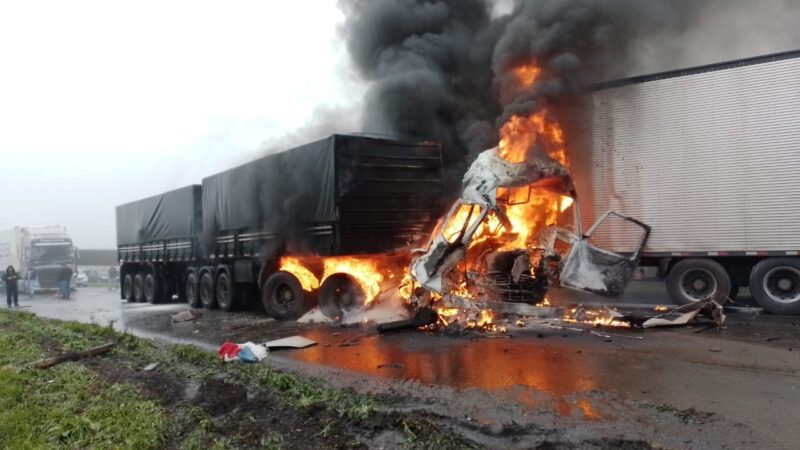 Engavetamento com mais de 50 veículos e cinco mortes mantém BR-277 interditada neste domingo