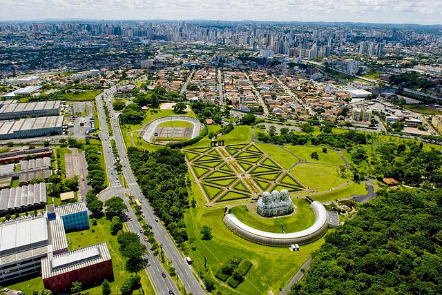 Curitiba e Gramado estão entre os 5 destinos mais reservados por brasileiros para o feriado do Dia de Finados, segundo levantamento da Booking.com