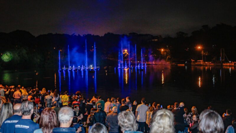 Milhares de pessoas se reúnem no Parque Alfredo Nyffeler e acompanham primeira noite de apresentações do ′Show das Águas′