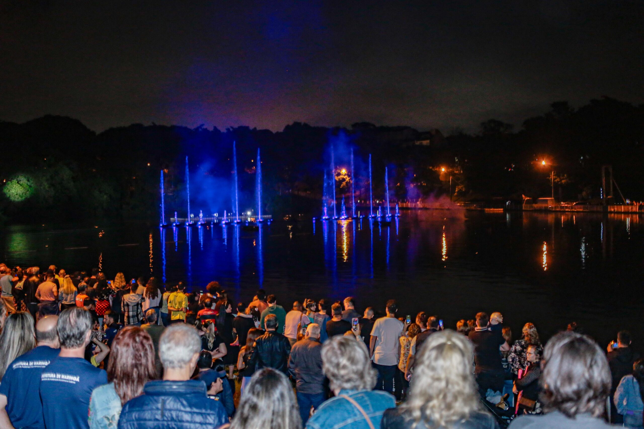 Milhares de pessoas se reúnem no Parque Alfredo Nyffeler e acompanham primeira noite de apresentações do ′Show das Águas′