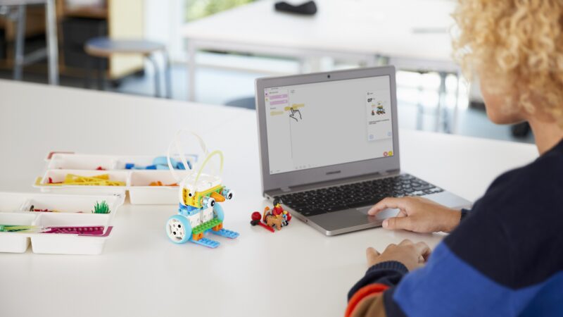 Positivo e LEGO Foundation divulgam escolas premiadas com materiais de robótica