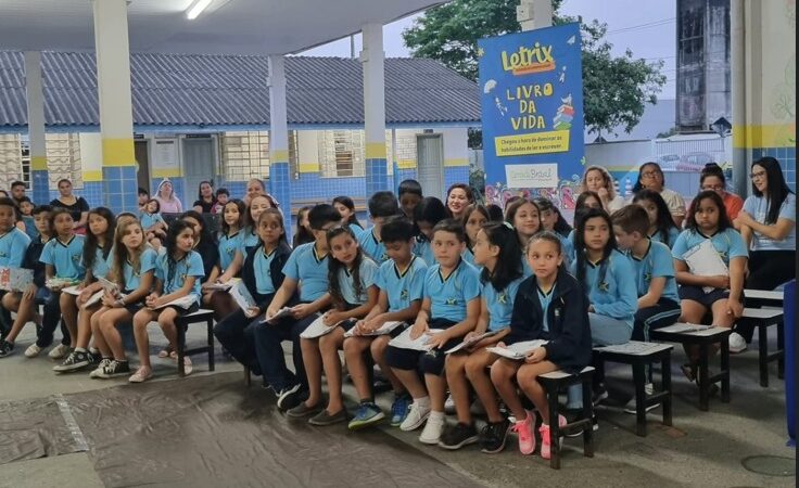 Estudantes de Guaratuba comemoram conquista com sessão de autógrafos