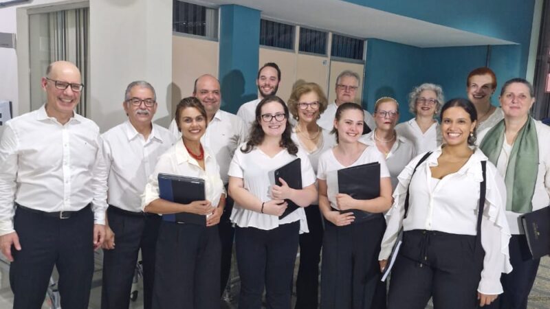 Médico e maestro: mãos que aplicam técnica médica também levam conforto por meio da música