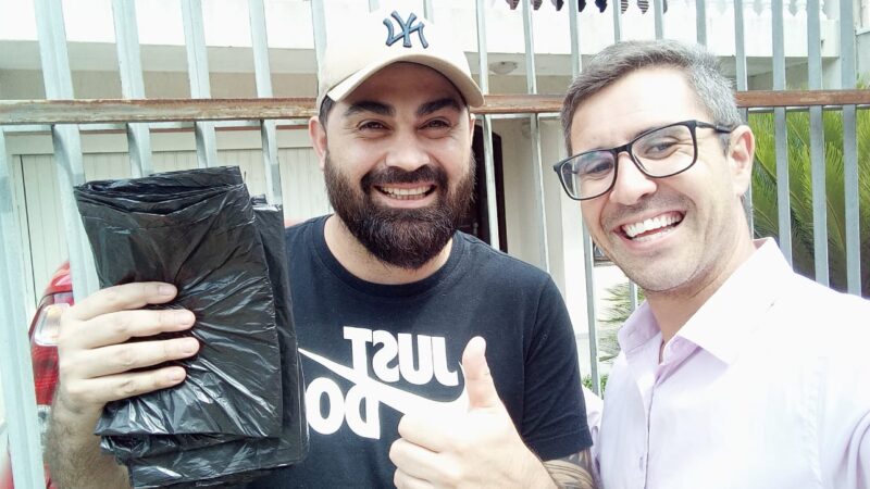 Estudante vende sacos de lixo para pagar universidade