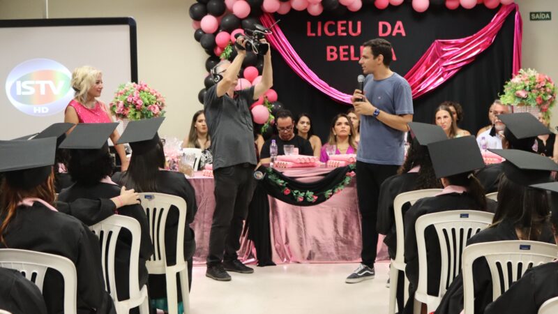 Cris Lopes e Liceu da Beleza reúnem 250 pessoas em formatura