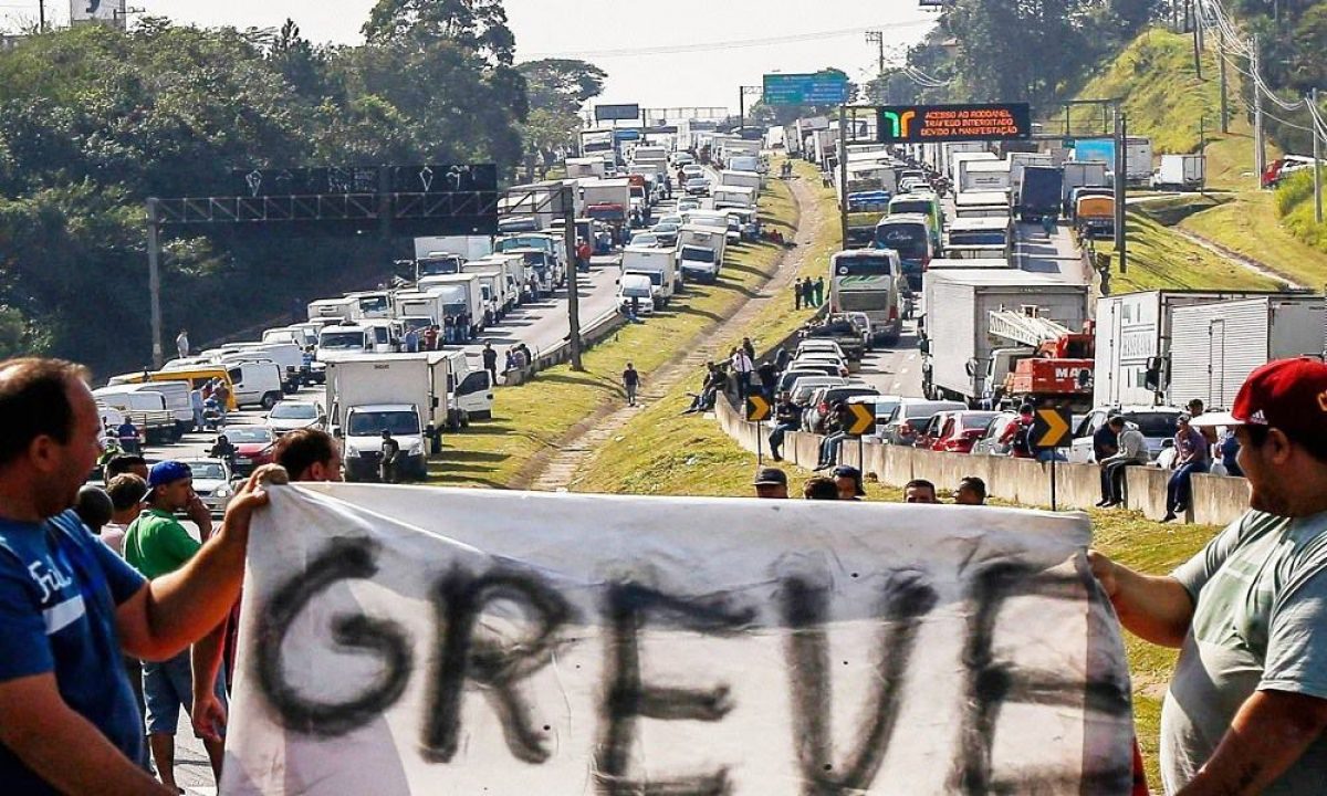 Caminhoneiros vão parar no dia 25 de fevereiro em apoio a Bolsonaro?