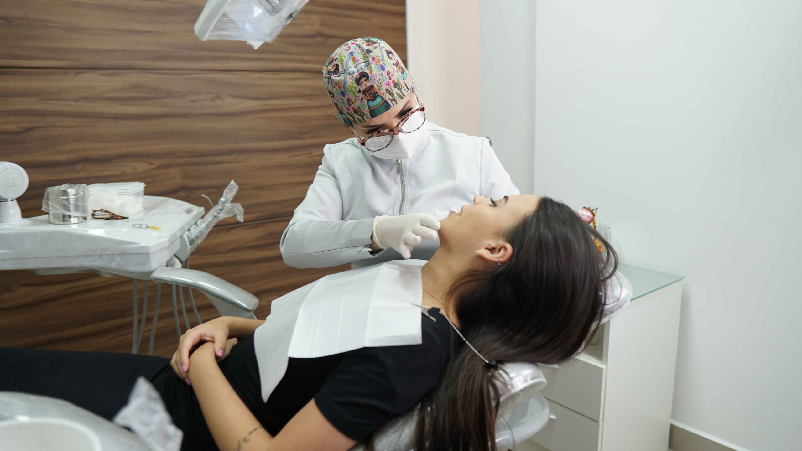 Clareamento dental: cirurgiã-dentista explica como funciona