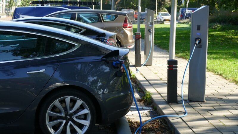 Falta de postos de recarga retrai vendas de carros elétricos