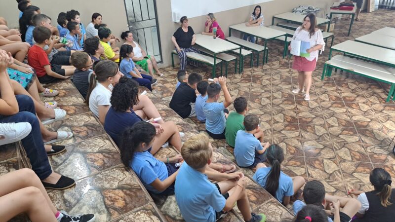 Escritora infantil Alessandra Pereira Louzada continua seu projeto de contação de história