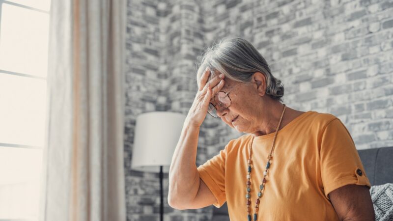 Quedas são comuns em idosos que sofrem de tontura