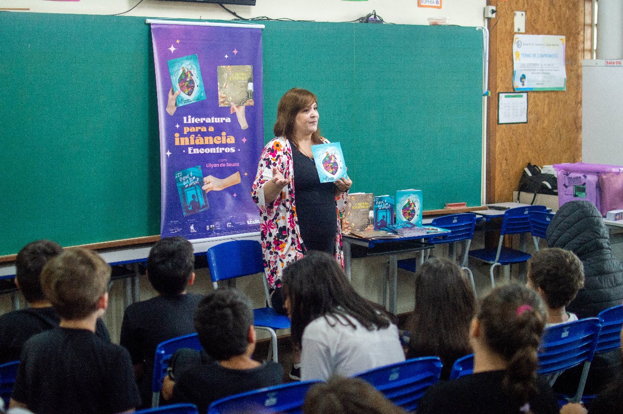 Escolas públicas de Curitiba recebem ações que incentivam a leitura de livros infanto juvenis