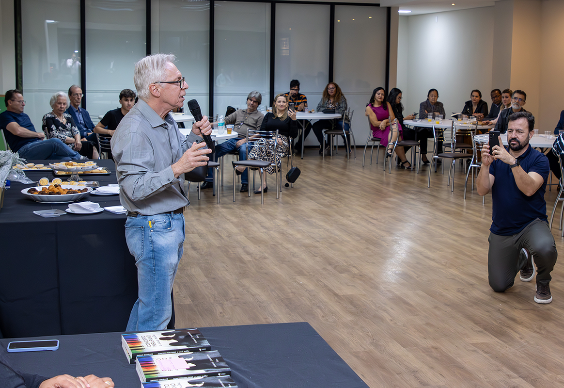 Em livro, Danilo Zanirato explora as possibilidades do amor