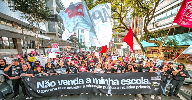 Sob protestos da Oposição, Assembleia aprova em 1ª discussão a privatização de escolas paranaenses