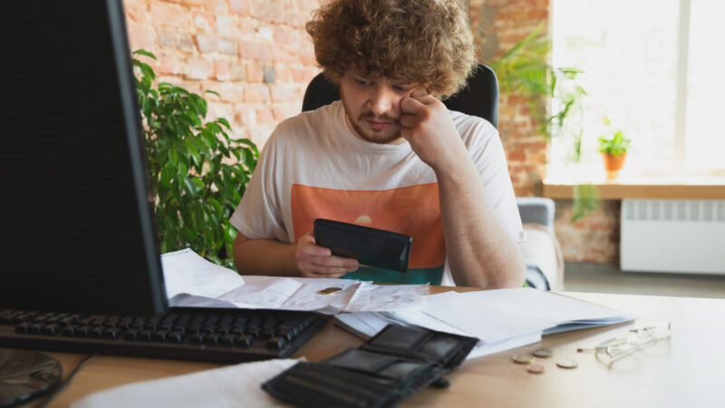 Dois em cada três adultos são analfabetos financeiros