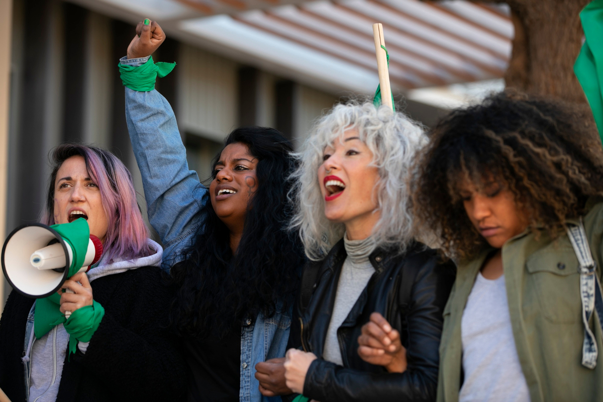 Data celebra o voto e a participação feminina na política