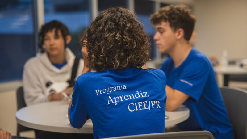 Dia do Estudante: quase 4 mil vagas abertas para estágio e jovem aprendiz no Paraná