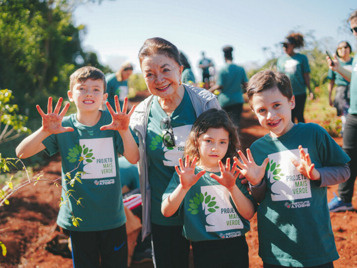 Projeto Mais Verde: alunos voluntários da Escola Municipal Norman Prochet plantam árvores em Londrina (PR)