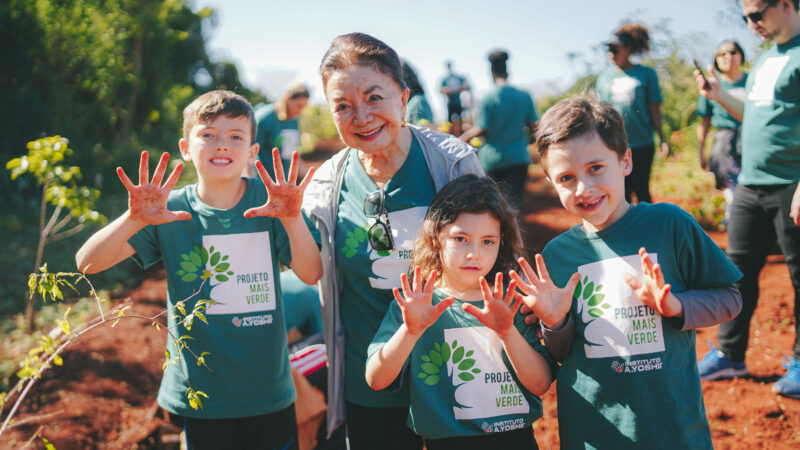 Projeto Mais Verde: alunos voluntários da Escola Municipal Norman Prochet plantam árvores em Londrina (PR)