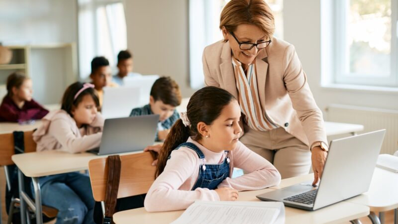 Uso da IA facilita o aprendizado bilíngue na educação básica