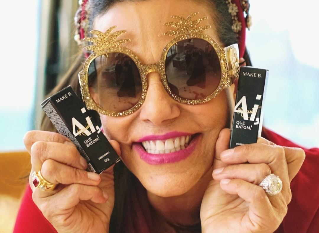 Ai, que batom! Make B. lança batons em collab inédita com a socialite Narcisa Tamborindeguy