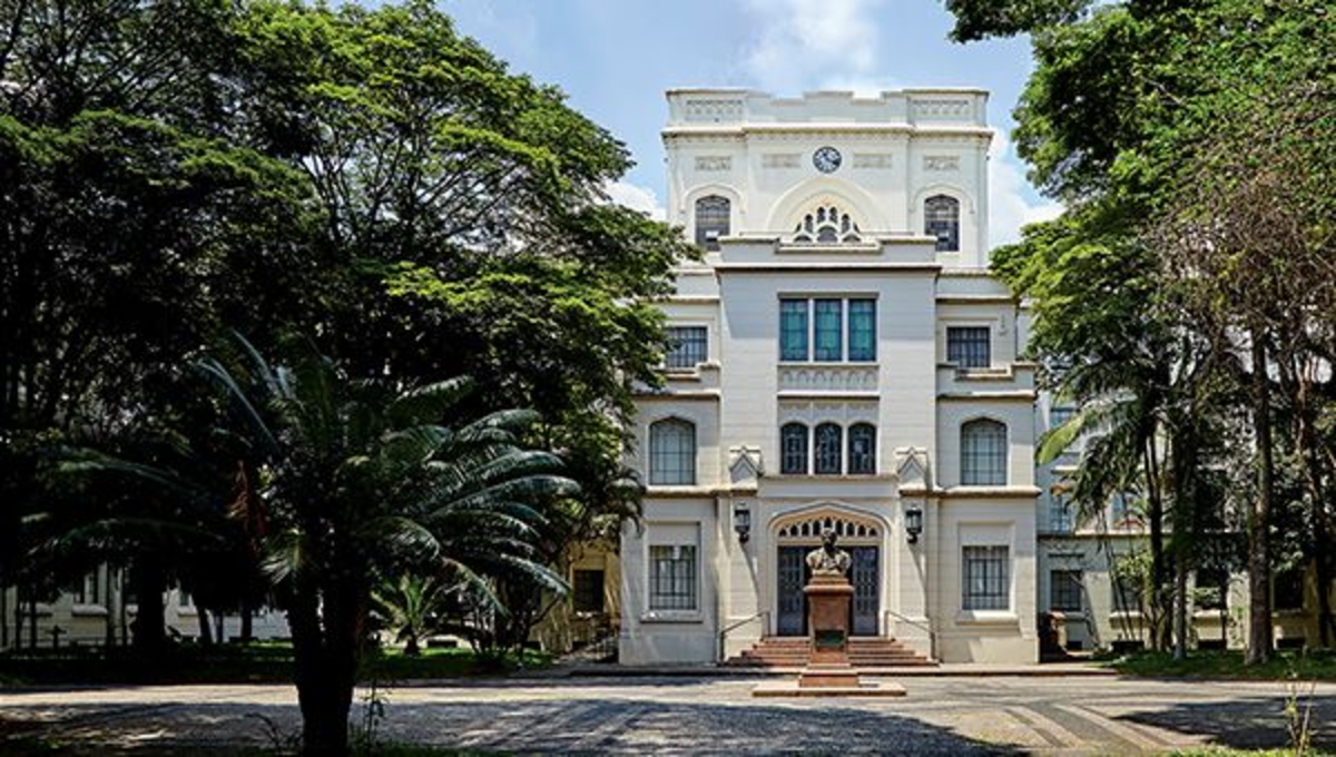 Pós-graduações em Medicina não cumprem carga horária