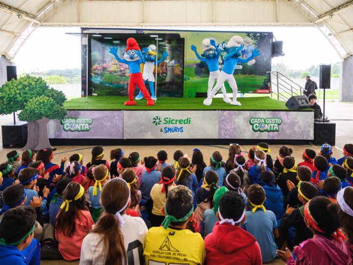 Caravana Sicredi & Smurfs percorre cidades do Paraná levando conceitos de sustentabilidade e cidadania de forma lúdica para crianças