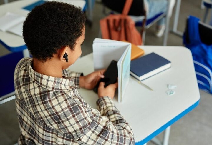 Escolas devem informar se autorizam o uso do celular em sala de sala