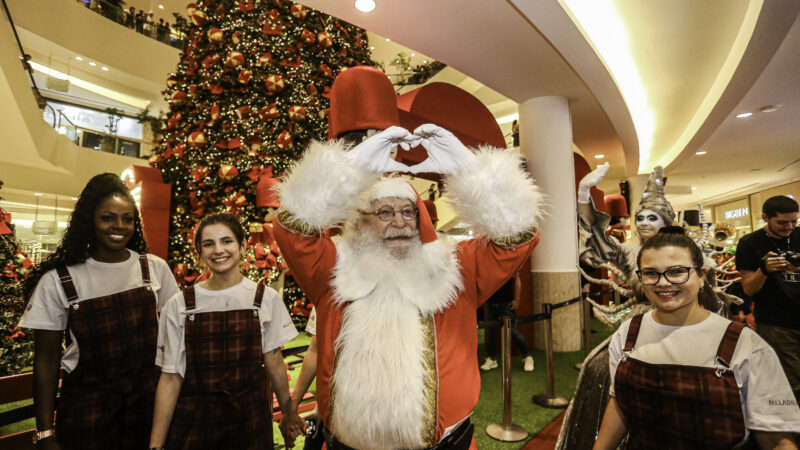 Palladium Curitiba recebe Papai Noel em um desfile encantado pela Fábrica de Biscoitos de Natal