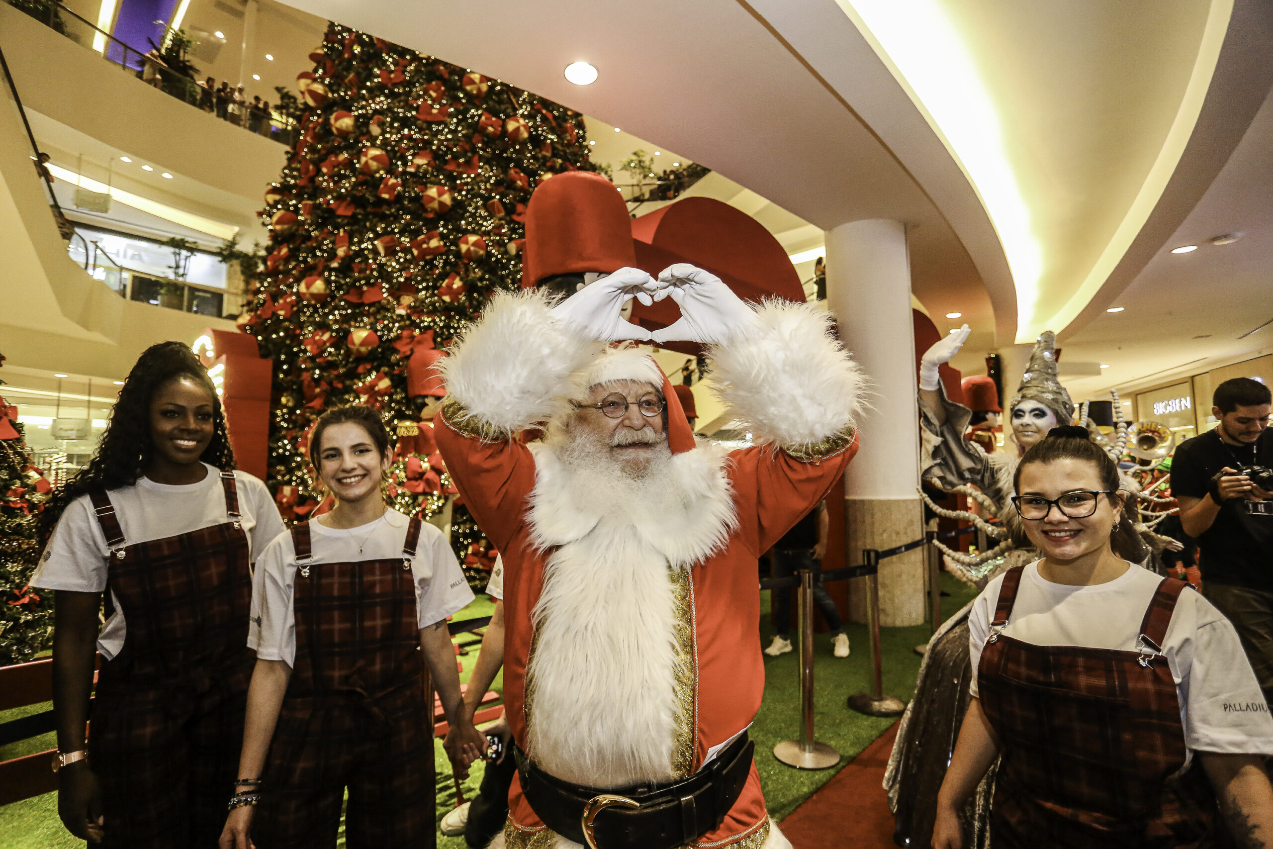 Palladium Curitiba recebe Papai Noel em um desfile encantado pela Fábrica de Biscoitos de Natal