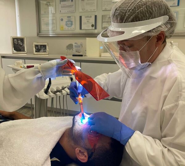 Implantes dentários para idosos: cresce foco em bem-estar