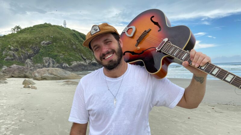 Thom LaFond faz novas apresentações na Ilha do Mel, após sucesso de público