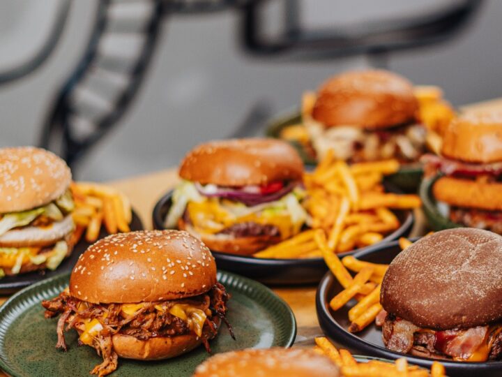 HUB Burguer desembarca em Curitiba com smash burgers e drinks autorais