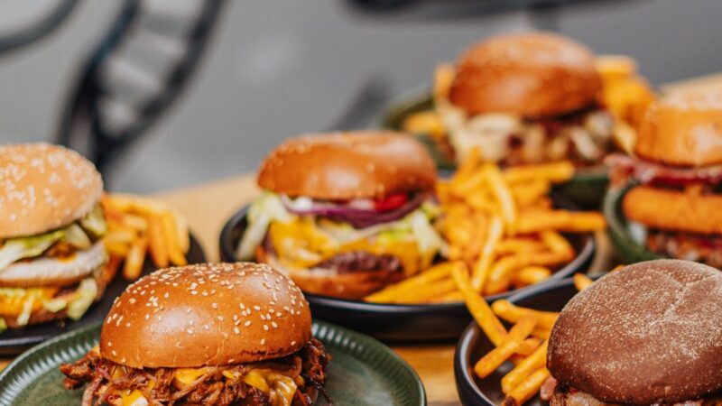 HUB Burguer desembarca em Curitiba com smash burgers e drinks autorais