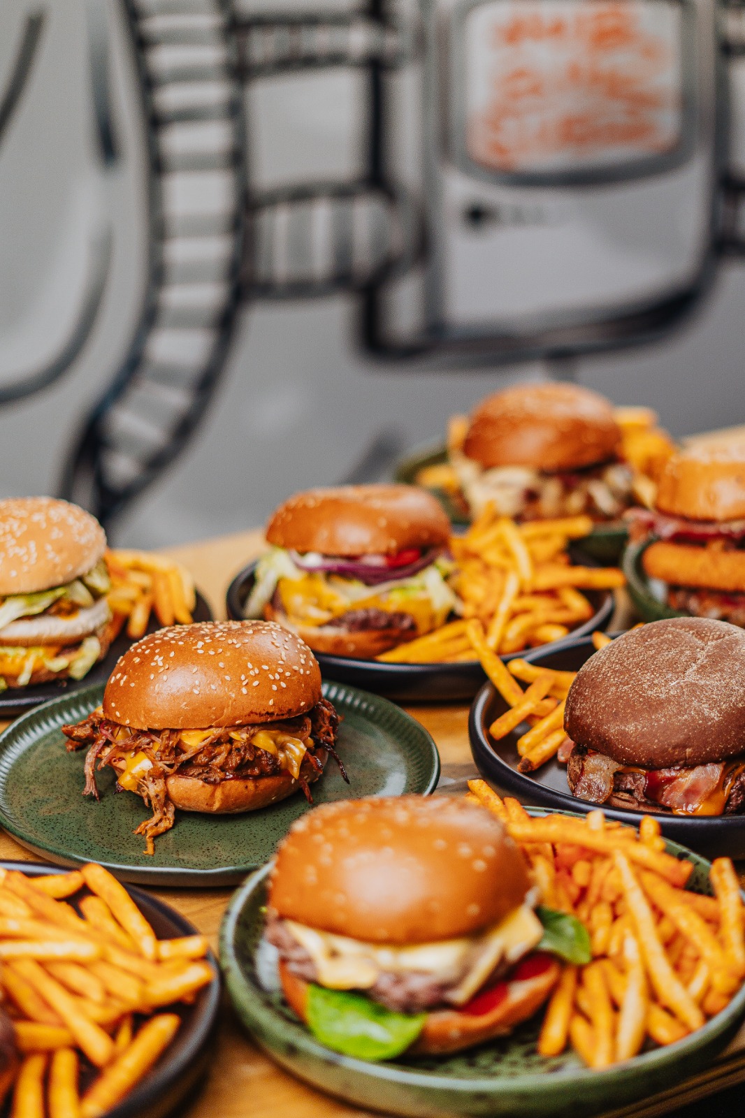 HUB Burguer desembarca em Curitiba com smash burgers e drinks autorais