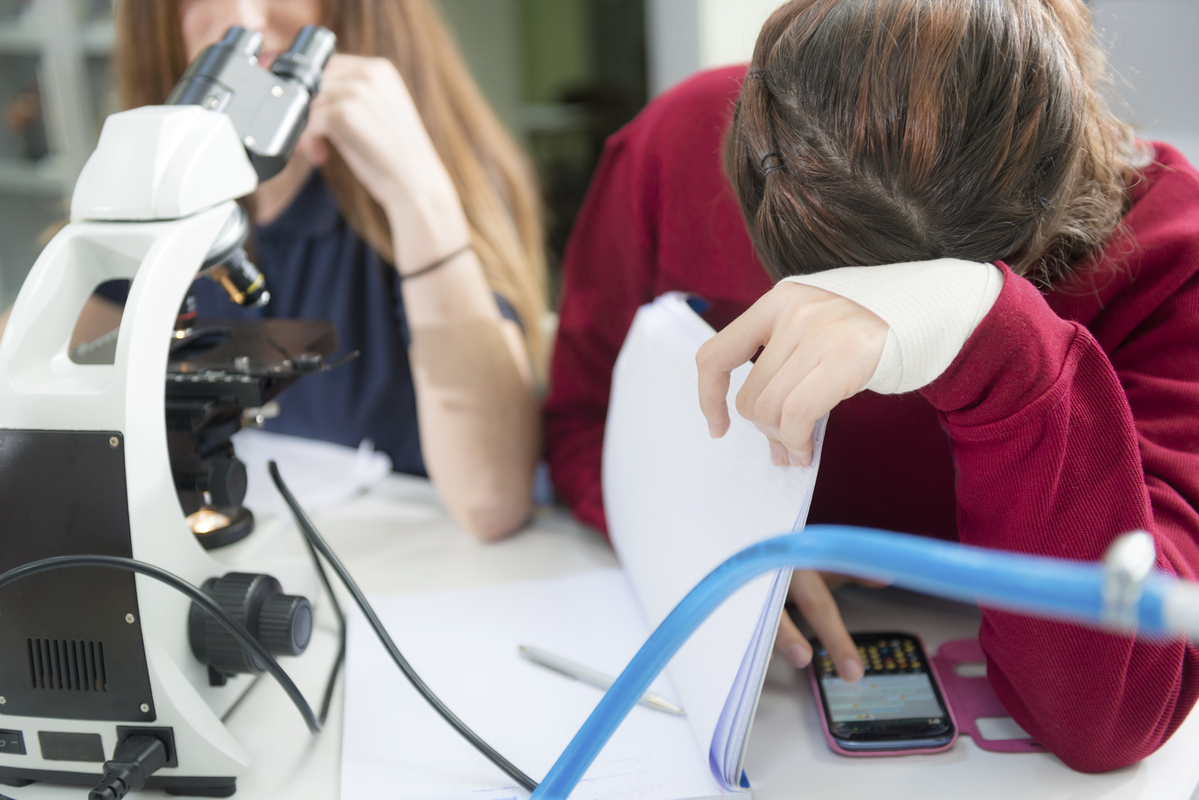 PL sobre celulares nas escolas vai além da proibição