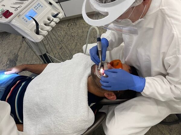 Tecnologia permite clareamento dental com facetas em um dia