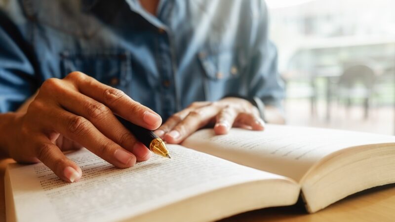 Médico mostra em livro de crônicas que ouvir também é cuidar