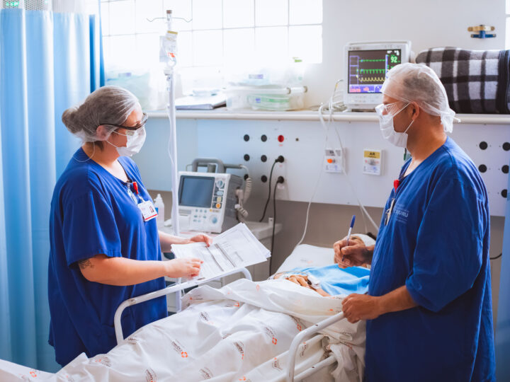 No mês da enfermagem, hospitais preparam profissionais para assumir profissão com confiança