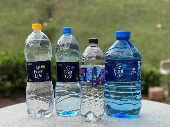 Garrafas de água em diferentes tamanhos podem ser aliadas na hidratação e disciplina diária 