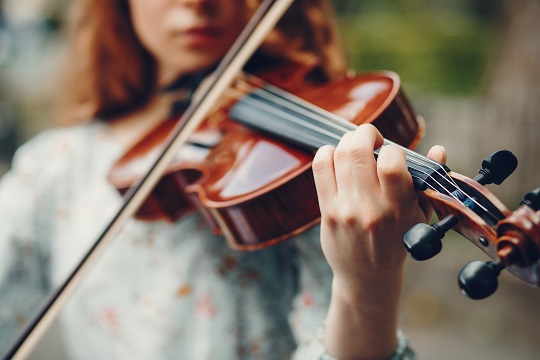 Ação especial de Dia das Mães acontece nos cemitérios Jardim da Saudade com homenagens, rosas e música ao vivo