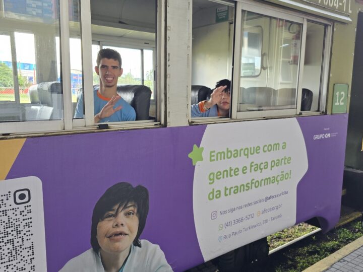 Alunos com deficiência intelectual embarcam em passeio pedagógico de trem