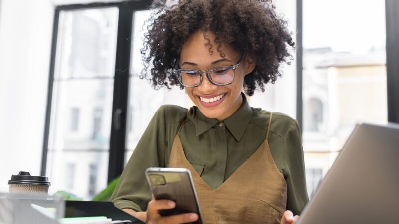 Celular cresce como fonte de renda entre brasileiros em 2025
