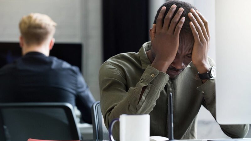 Nova NR-1 expõe o peso do ambiente de trabalho no adoecimento mental
