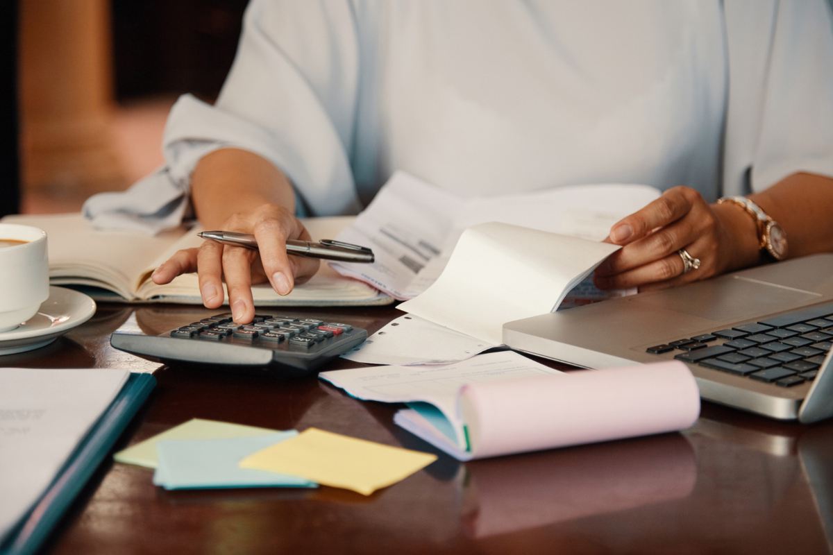 Revisão de gastos e empréstimos ajudam a saúde financeira