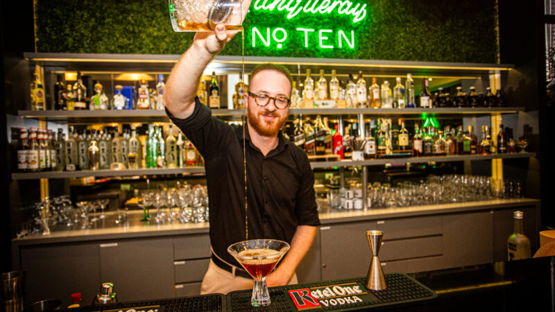 Five Lounge aposta em drinks autorais com assinatura do melhor bartender do Brasil