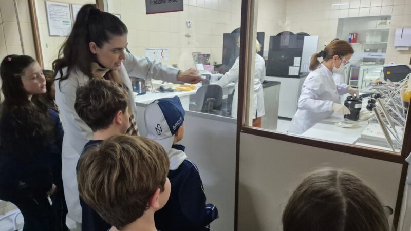 Crianças visitam Hemobanco de Curitiba e aprendem sobre a importância das doações de sangue e medula