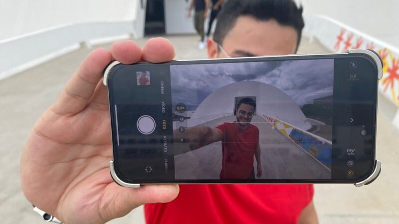 Influenciador de viagens transforma vlogs em experiências