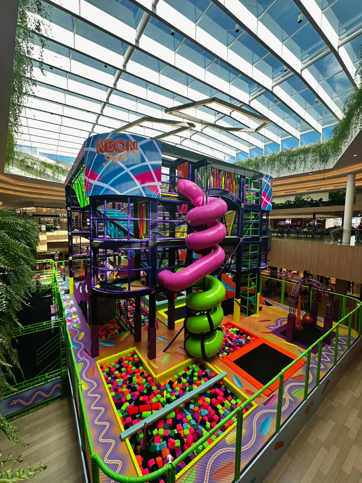 Arena Neon Fun realiza edição especial para crianças com TEA no Jockey Plaza Shopping