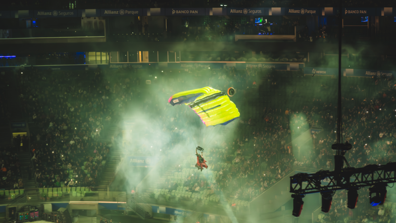 Flávio Jordão realiza pouso de wingsuit dentro do Allianz Parque