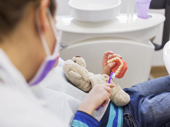 Julho Laranja: 6 dicas para cuidar do sorriso das crianças com apoio da Ortodontia moderna